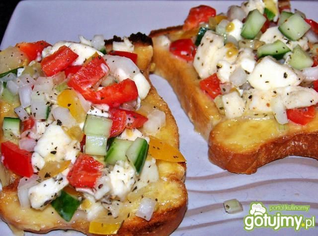 Tosty z kolorową salsą