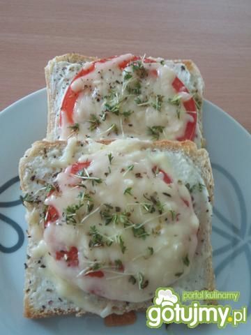 Tosty z kremem feta i pomidorem Tosty z kremem feta i pomidorem