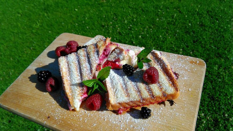 Tosty z limonkowym serem i sosem malinowo-jeżynow Tosty z limonkowym serem i sosem malinowo-jeżynow