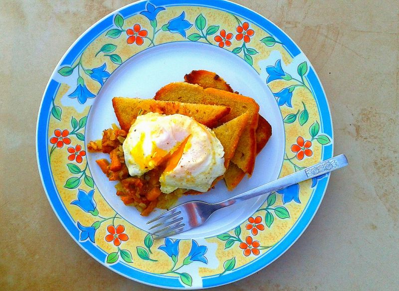Tosty z maślanymi kurkami i jajkiem sadzonym