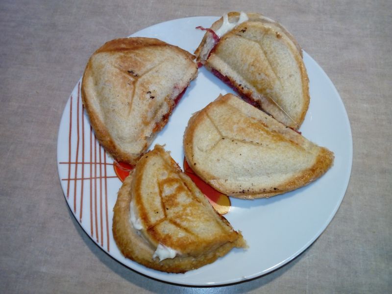 Tosty z mozzarellą Tosty z mozzarellą