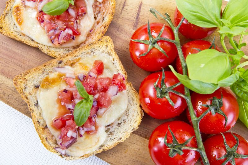Tosty z mozzarellą i salsą pomidorową z ziołami