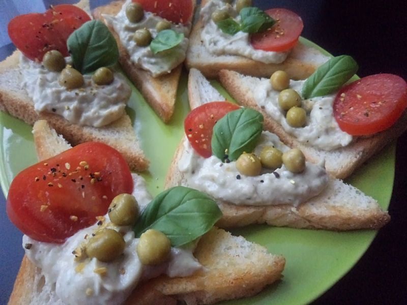 Tosty z pastą z awokado i tuńczyka  Tosty z pastą z awokado i tuńczyka