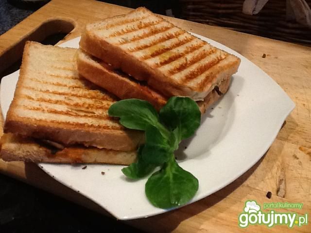 Tosty z pesto i parówką Tosty z pesto i parówką