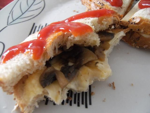 Tosty z pieczarkami Tosty z pieczarkami