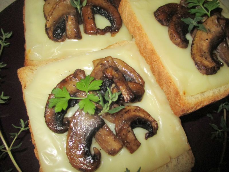 Tosty z pieczarkami
