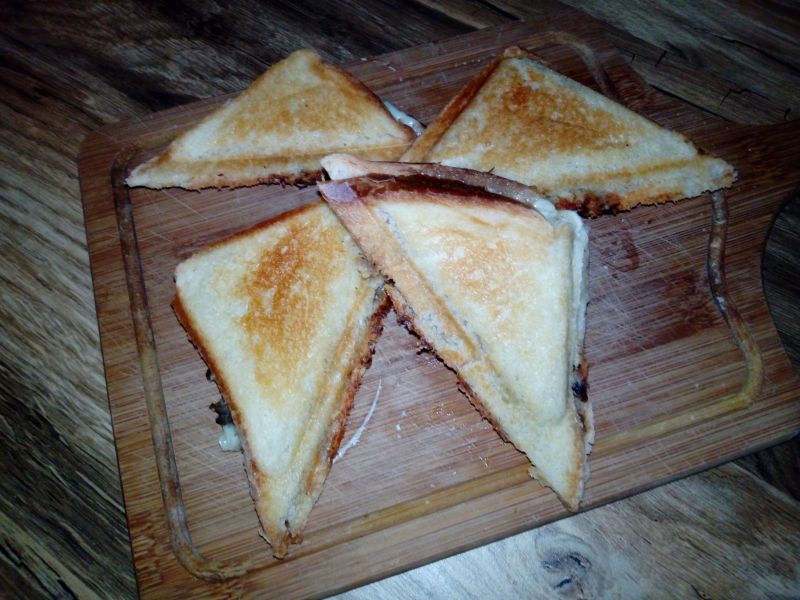 Tosty z pieczarkami i żółtym serem Tosty z pieczarkami i żółtym serem