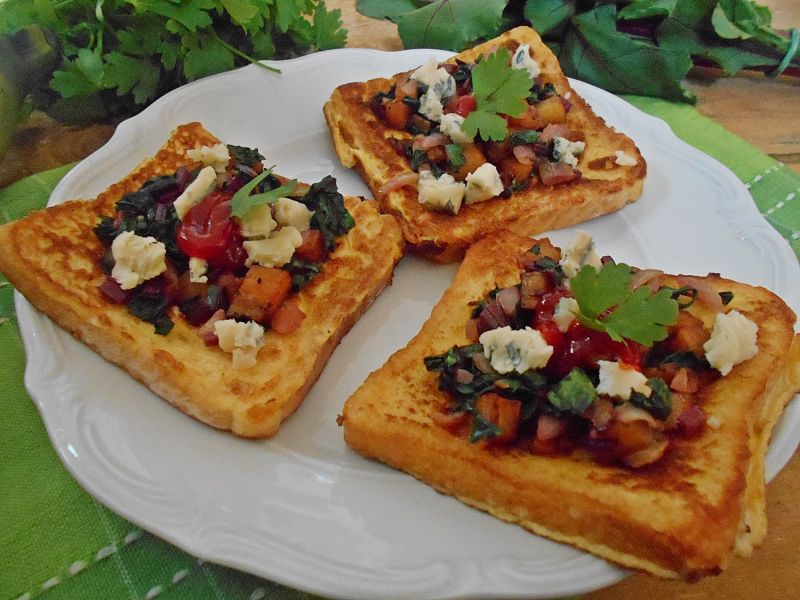 Tosty z platanem, botwiną i serem pleśniowym