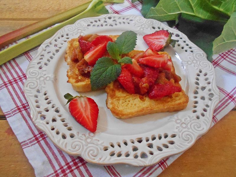 Tosty z rabarbarem i truskawkami Tosty z rabarbarem i truskawkami