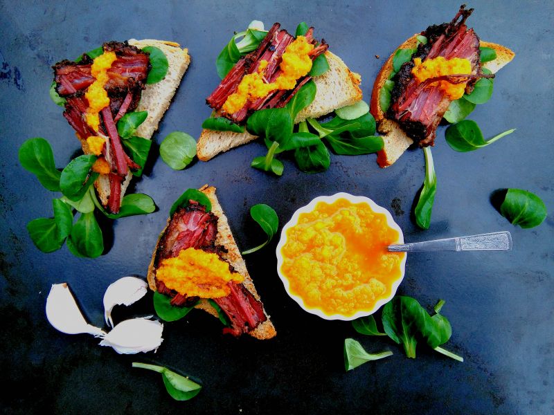 Tosty z roszponką, pastrami i marchewkową salsą