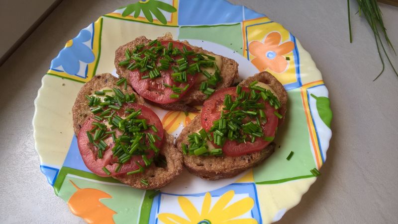 Tosty z serem, pomidorem i szczypiorkiem