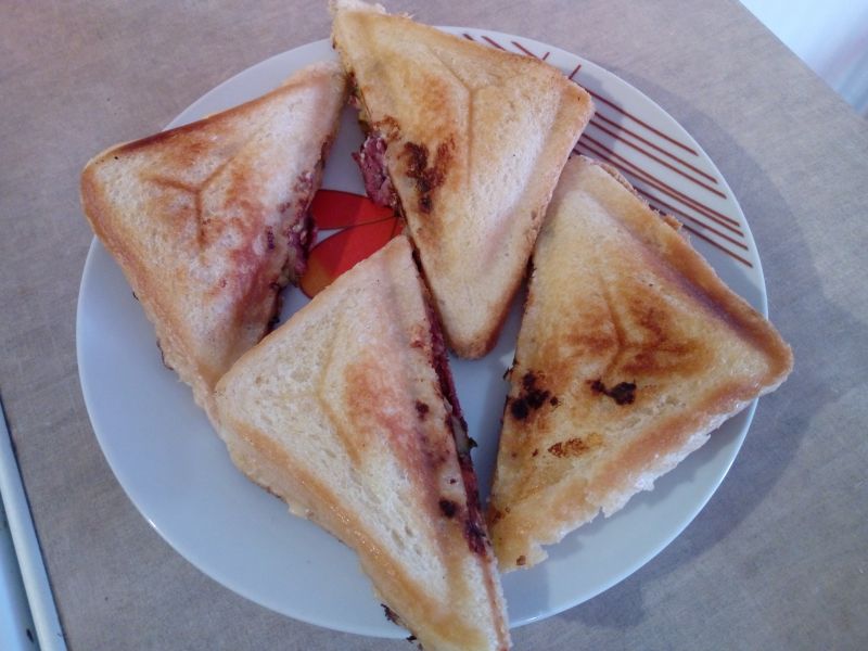 Tosty z serkiem topionym i kiełbasą z dzika Tosty z serkiem topionym i kiełbasą z dzika