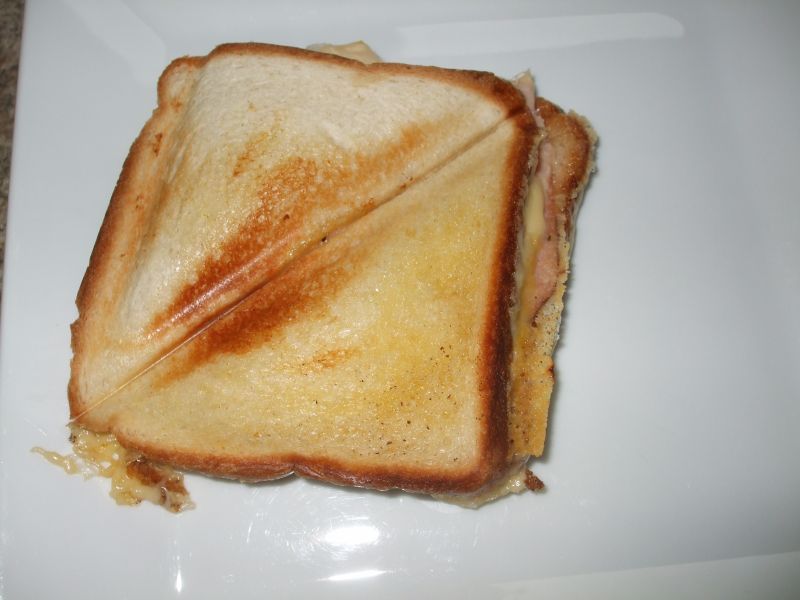 Tosty z szynką, ananasem i curry