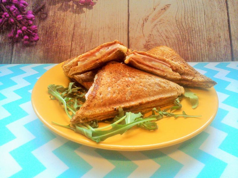 Tosty z szynką i selerem