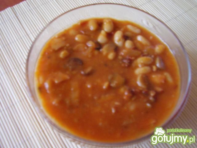 Tradycyjna fasolka po bretońsku .