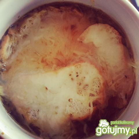 Tradycyjna francuska zupa cebulowa Tradycyjna francuska zupa cebulowa