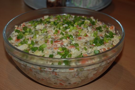 Tradycyjna sałatka jarzynowa Tradycyjna sałatka jarzynowa