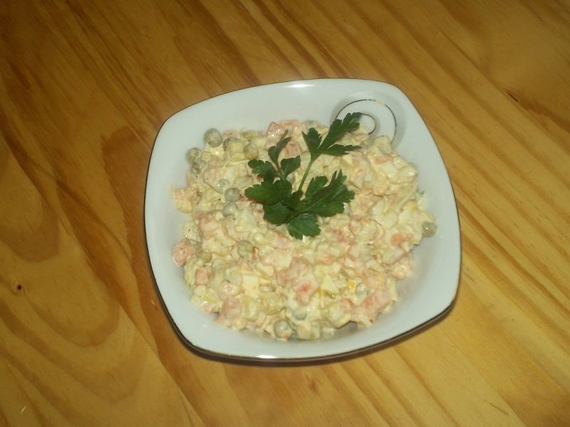 Tradycyjna sałatka jarzynowa Tradycyjna sałatka jarzynowa