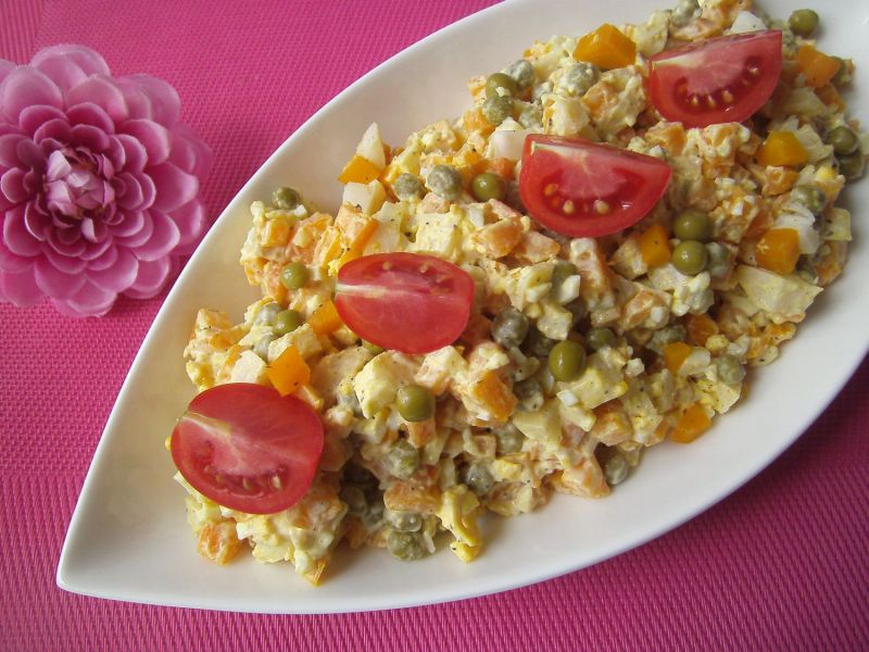 Tradycyjna sałatka jarzynowa z majonezem