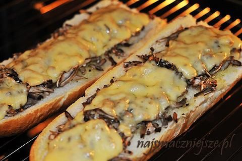 Tradycyjna zapiekanka z pieczarkami Tradycyjna zapiekanka z pieczarkami