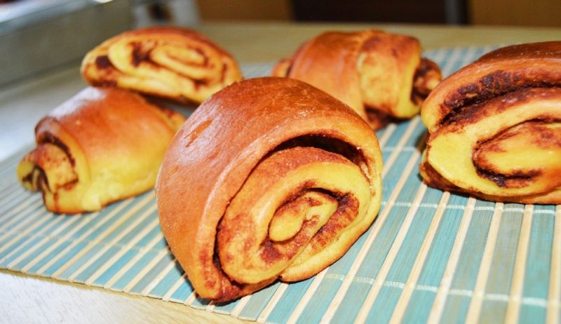 Tradycyjne drożdżówki z cynamonem Tradycyjne drożdżówki z cynamonem