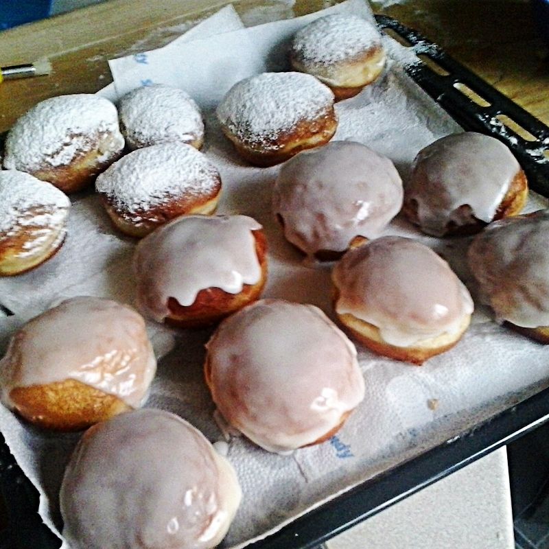 Tradycyjne pączki z marmoladą lub budyniem Tradycyjne pączki z marmoladą lub budyniem
