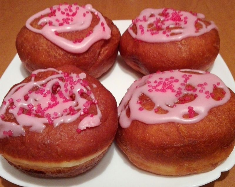 Tradycyjne pączki z marmoladą różaną