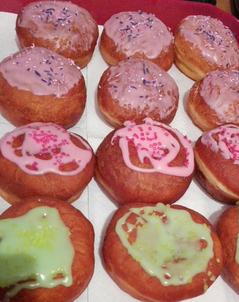 Tradycyjne pączki z marmoladą różaną