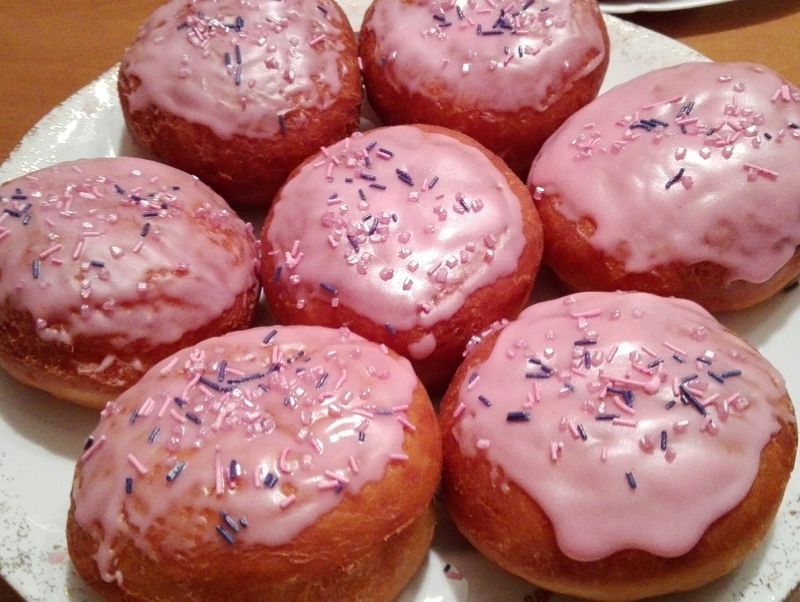 Tradycyjne pączki z marmoladą różaną