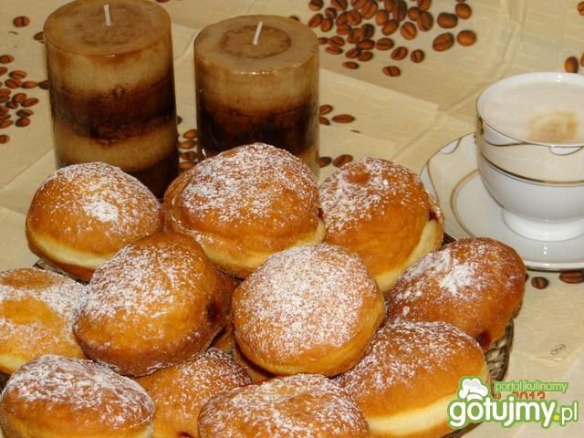 Tradycyjne pączki z powidłem wiśniowym