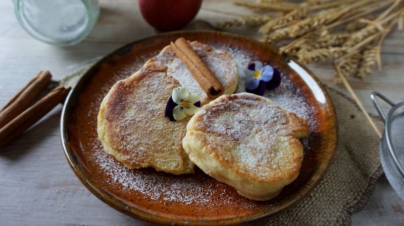 Tradycyjne racuchy drożdżowe z jabłkiem 