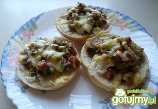 Tradycyjne zapiekanki z kiełbasą  Tradycyjne zapiekanki z kiełbasą