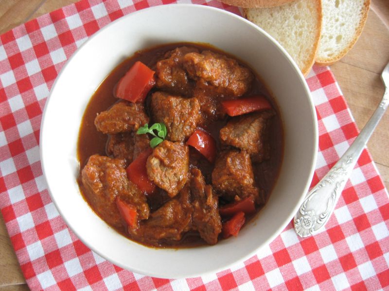 Tradycyjny gulasz wołowy Tradycyjny gulasz wołowy