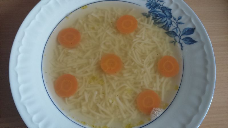 Tradycyjny rosół z dodatkiem kminku i czosnku Tradycyjny rosół z dodatkiem kminku i czosnku