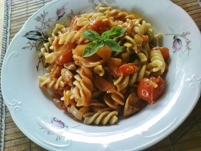 Tricolore z kurczakiem i sosem pomidorowym