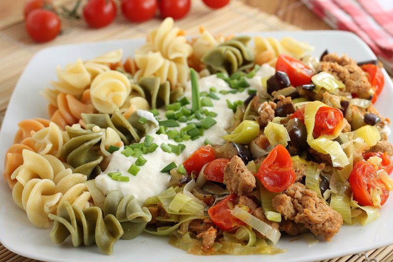 Tricolore z sosem czosnkowym i kostką sojową