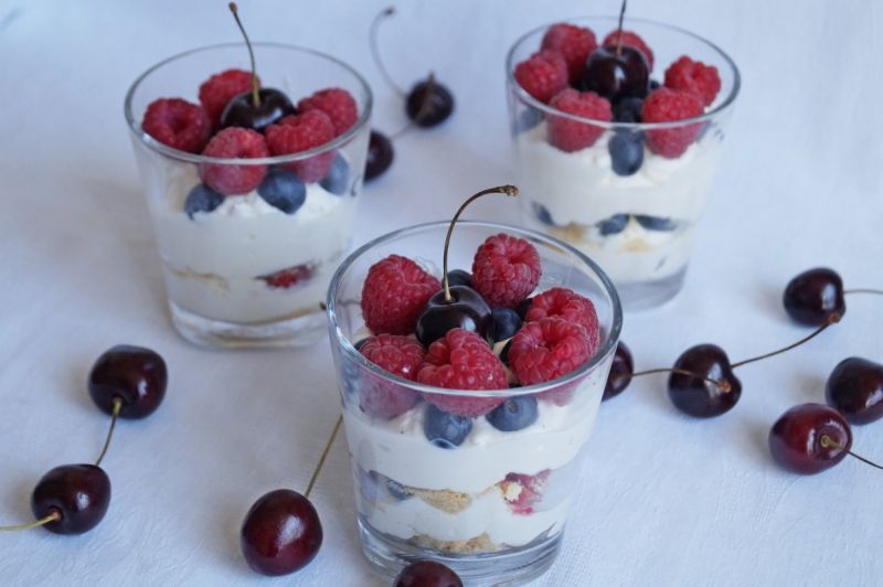Trifle z borówkami i malinami Trifle z borówkami i malinami