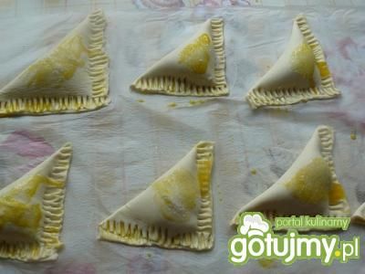 Trójkąciki francuskie z brzoskwiniami