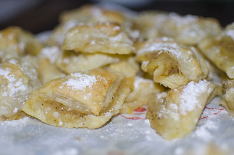 Trójkąciki z ciasta francuskiego z jabłkami 