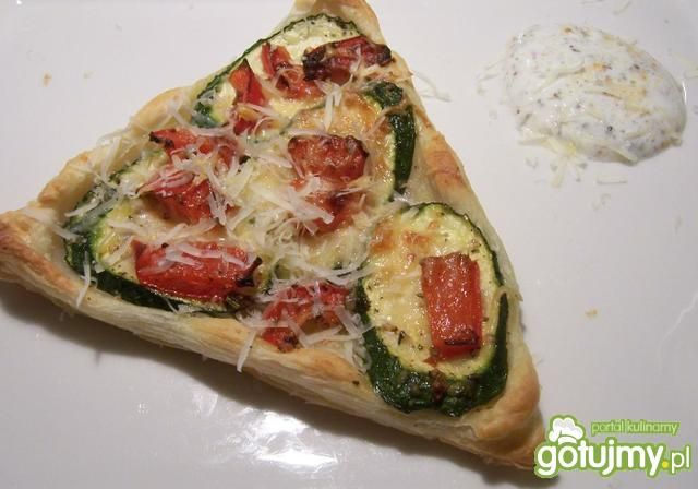 Trójkątna przekąska z ciasta francuskieg Trójkątna przekąska z ciasta francuskieg