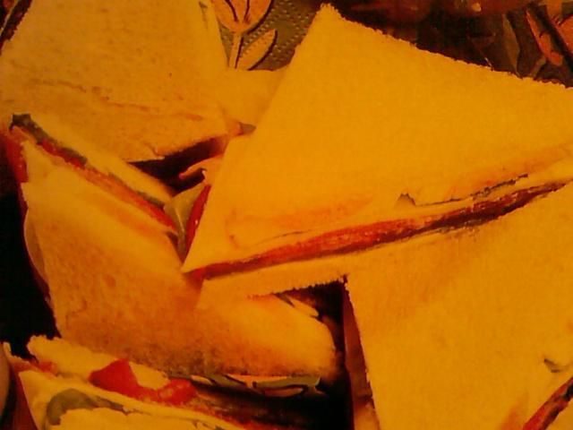 Trójkątne kanapki z szynką i serem Trójkątne kanapki z szynką i serem