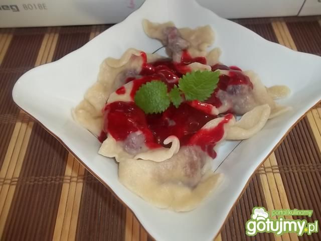 Trójkątne pierożki z wiśniami