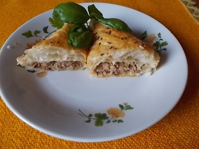 Trójkąty z białką kiełbasą i podsmażaną kapustą Trójkąty z białką kiełbasą i podsmażaną kapustą