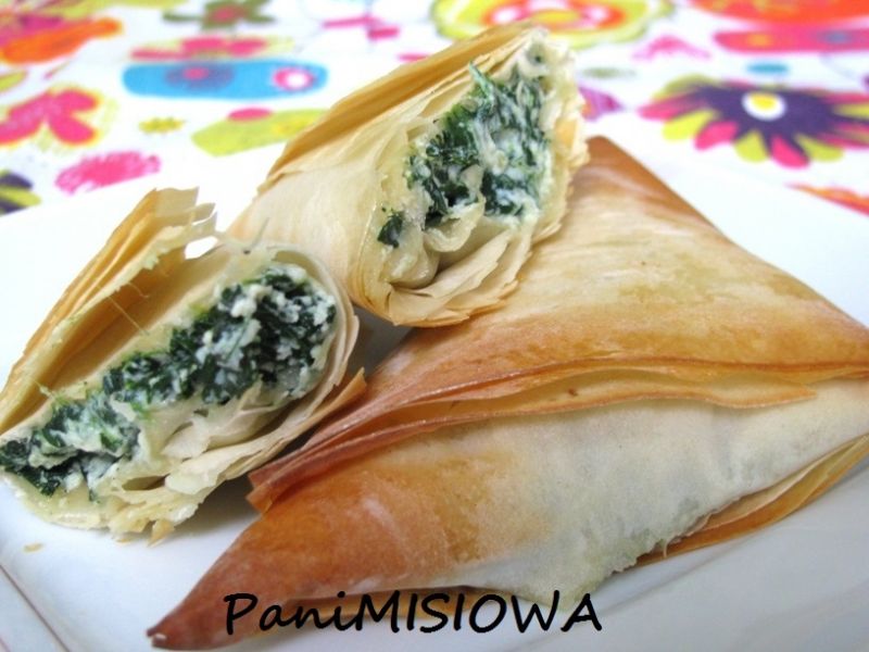 Trójkąty z ciasta filo nadziewane szpinakiem Trójkąty z ciasta filo nadziewane szpinakiem