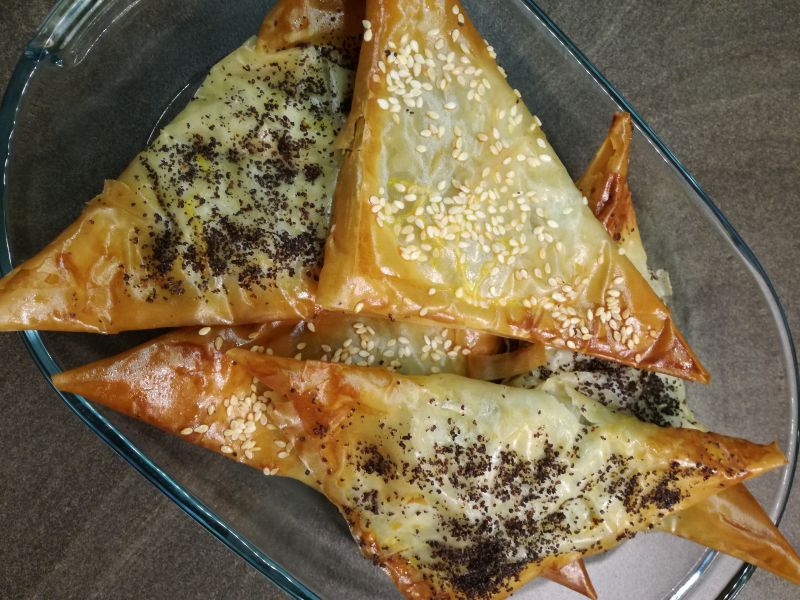 Trójkąty z ciasta filo z grzybami