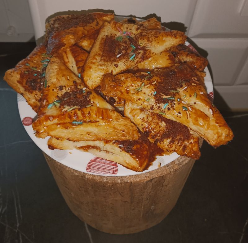 Trójkąty z ciasta francuskiego z dżemem jabłkowym