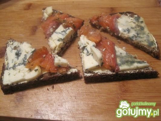 Trójkąty z łososiem i serem pleśniowym