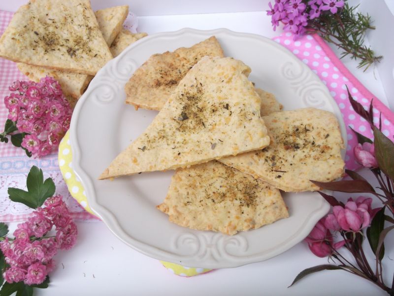 Trójkąty z serem żółtym i ziołami