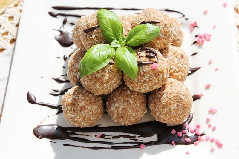 Trufelki chałwowo-kokosowe z markiz