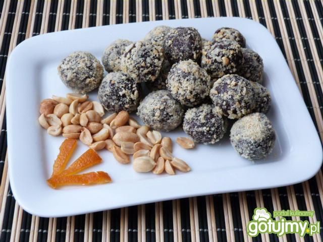 Trufelki piernikowe z orzechami i skórką Trufelki piernikowe z orzechami i skórką